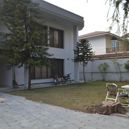 Royal Manor F-10 Acomodação com café da manhã Islamabad Exterior foto