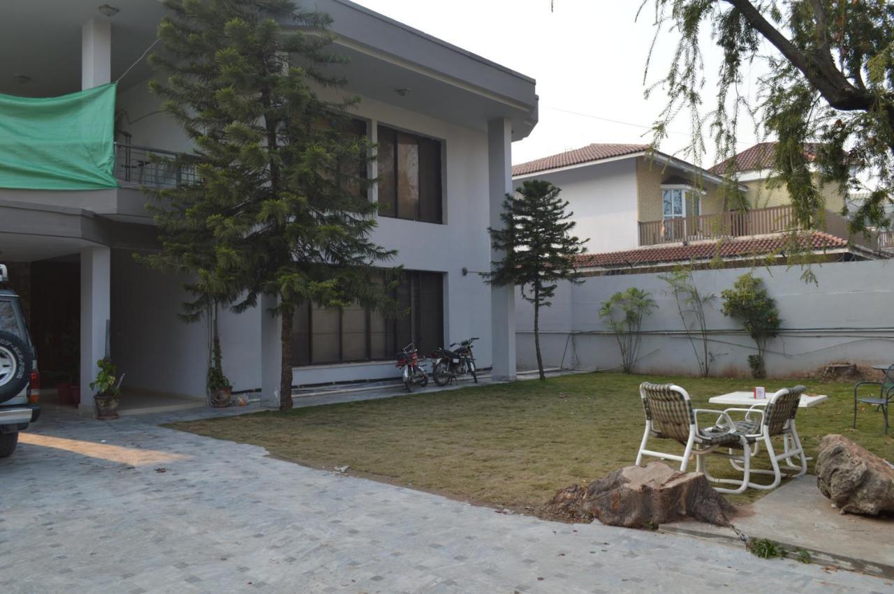 Royal Manor F-10 Acomodação com café da manhã Islamabad Exterior foto